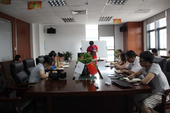 家（jiā）人們正在認真記筆（bǐ）記