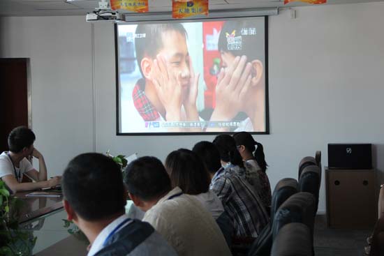 集裝箱辦公室公司（sī）的（de）家人們（men）正在觀看（kàn）視頻