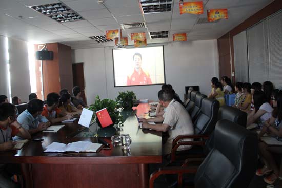 活動房公司的家人們正在觀看（kàn）視頻