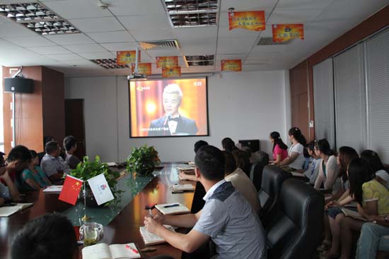 活動房公司家人們正在觀看視頻