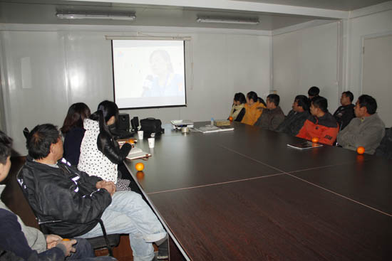 家人們正在觀看視頻