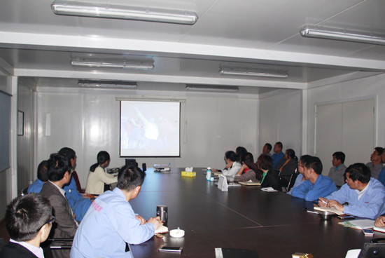 家人們正在觀看視頻