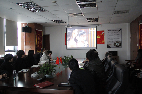 家人（rén）們正在觀看視頻