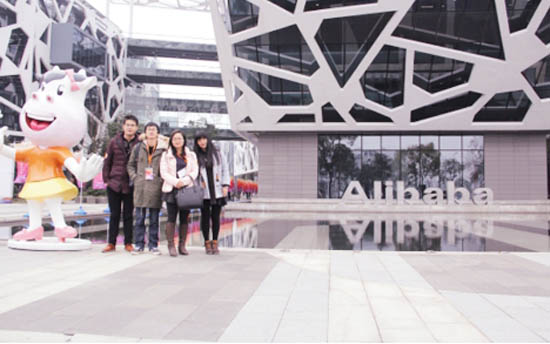 草莓视频IOS下载團隊參觀阿（ā）裏巴巴後合影留念