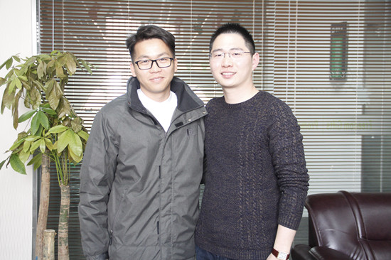 草莓视频IOS下载彩鋼營（yíng）銷副總易先坤和福（fú）銳（ruì）得創始人（rén）詹涵量合影留（liú）念